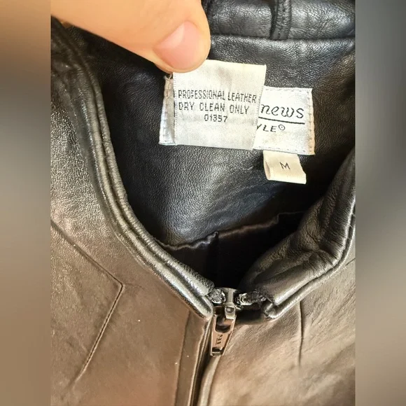 🖤 Newport News Easy Style Women’s Black Leather Jacket EUC - Picture 4 of 10